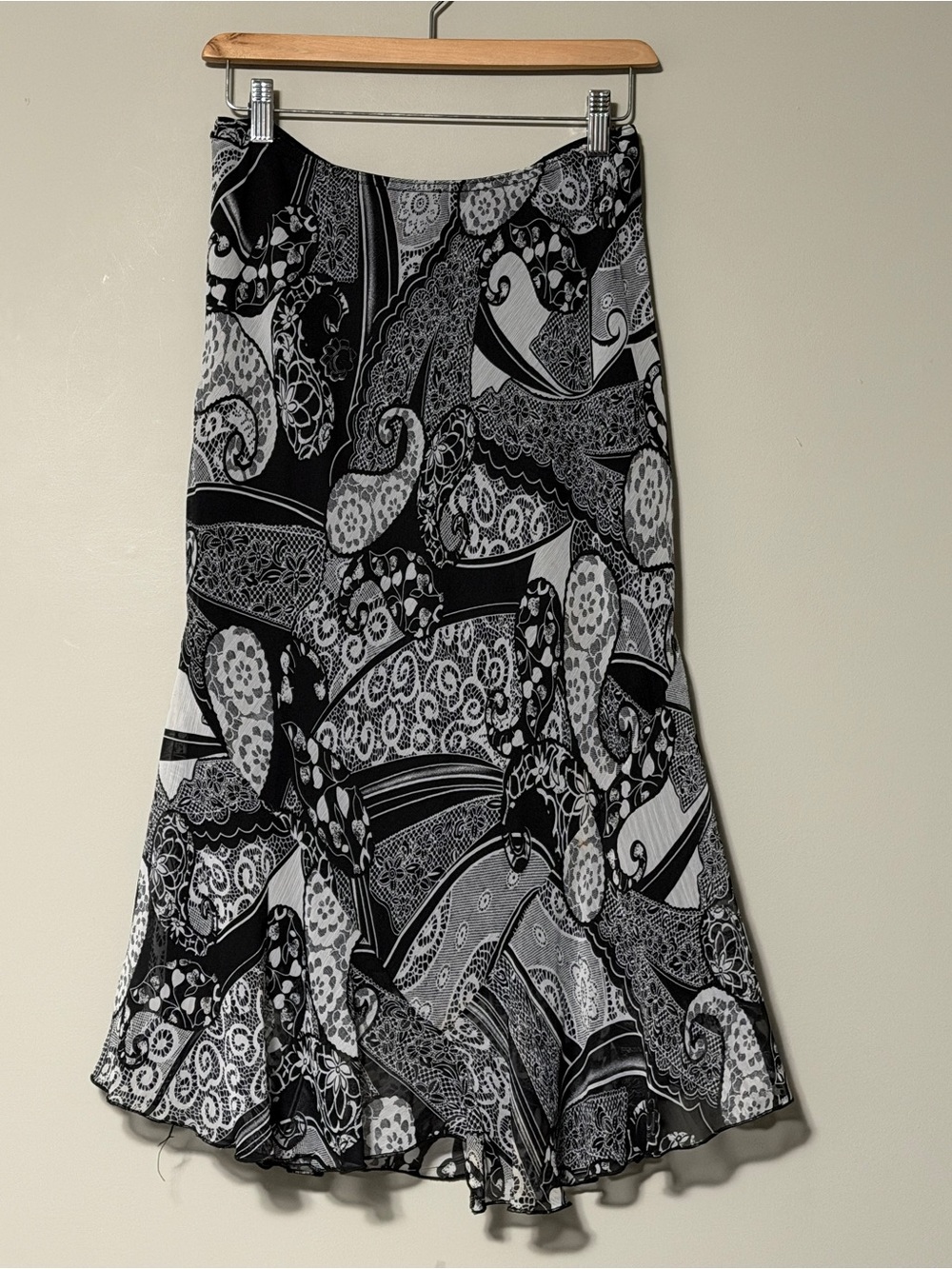 Y2K Black & white paisley maxi skirt with elastic waistband and ruffle hem small